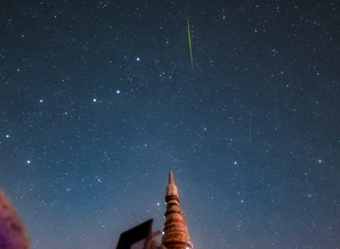 北斗七星と流れ星を背景にした仏塔の夜景。宇宙の恩寵と静寂を象徴する一枚