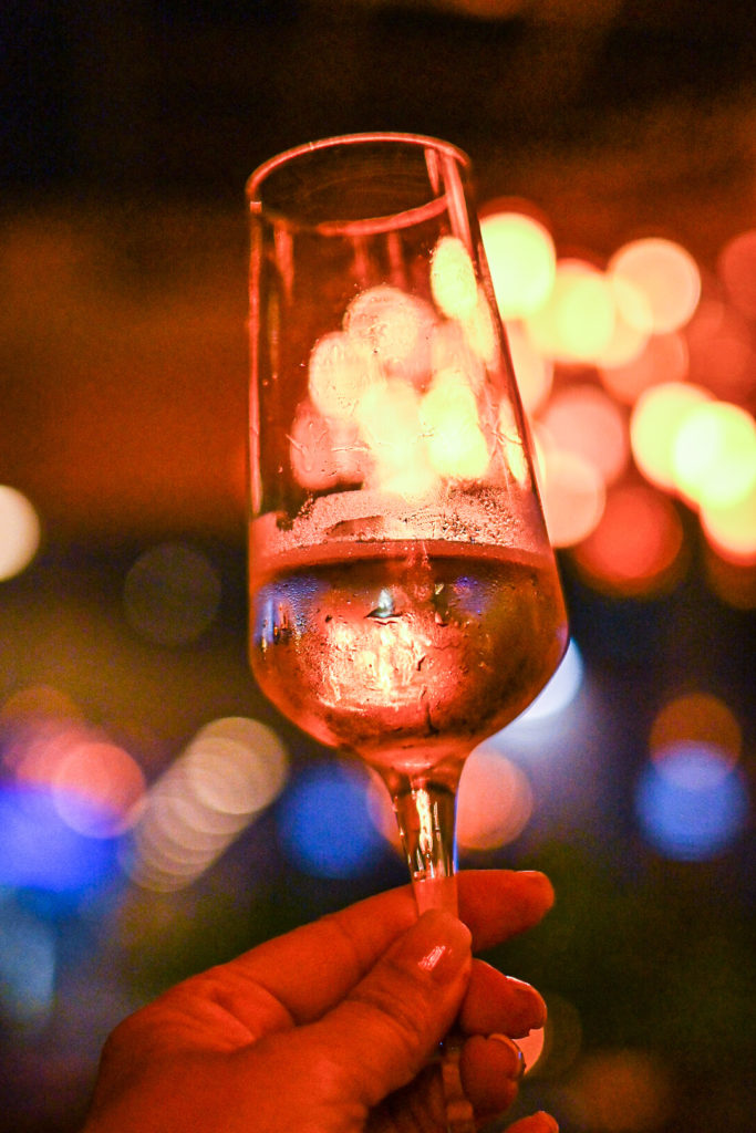 ワイングラスと光の玉