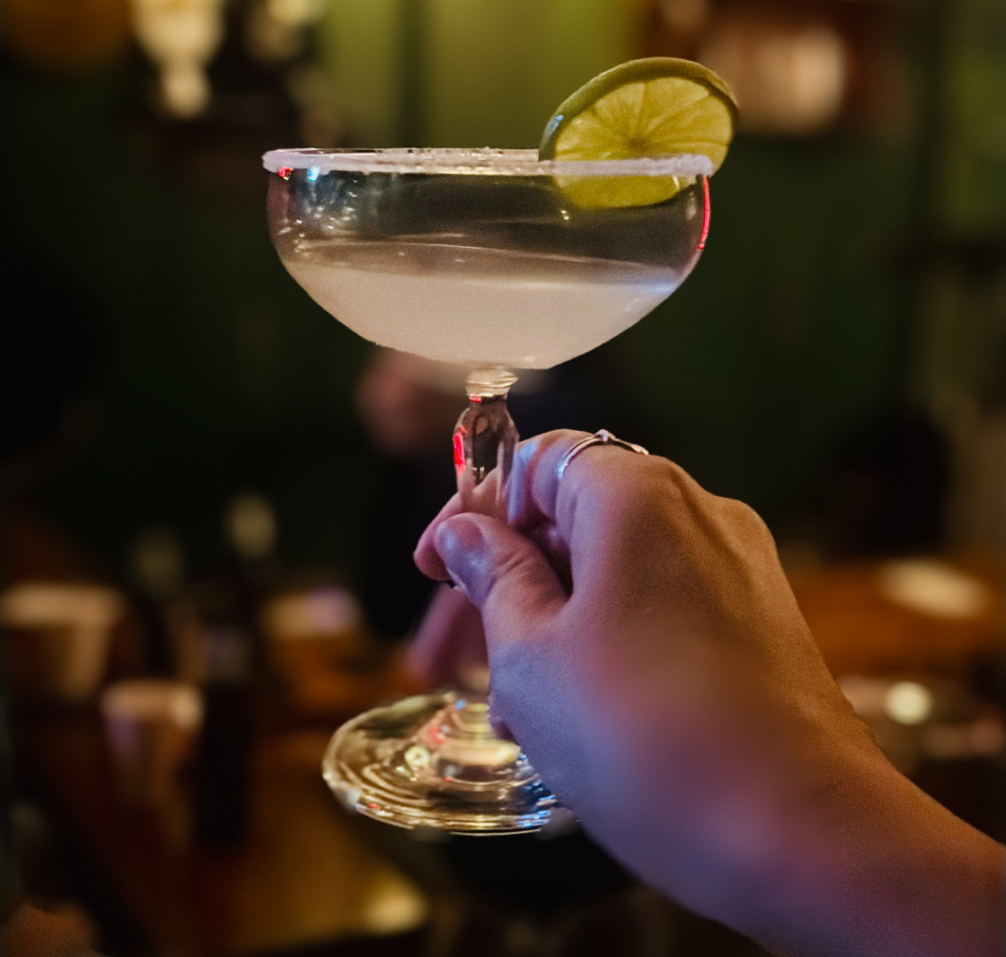 ライブバーで乾杯のマルガリータ